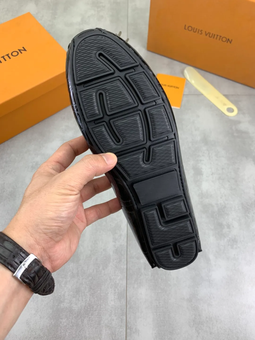 Men's men's shoes 💰P360💰【New style】🆘 🔥🆕【Louis Vuitton】LV Hong Kong high-quality beanie shoes. Loaf style for lazy people. This fabric is made of 🇮🇹 imported Italian first-layer cowhide➕full first-layer pigskin lining. The lining is more high-end. The original non-slip and wear-resistant rubber outsole is the only choice for driving. Size: 38-45. 4️⃣colors available.